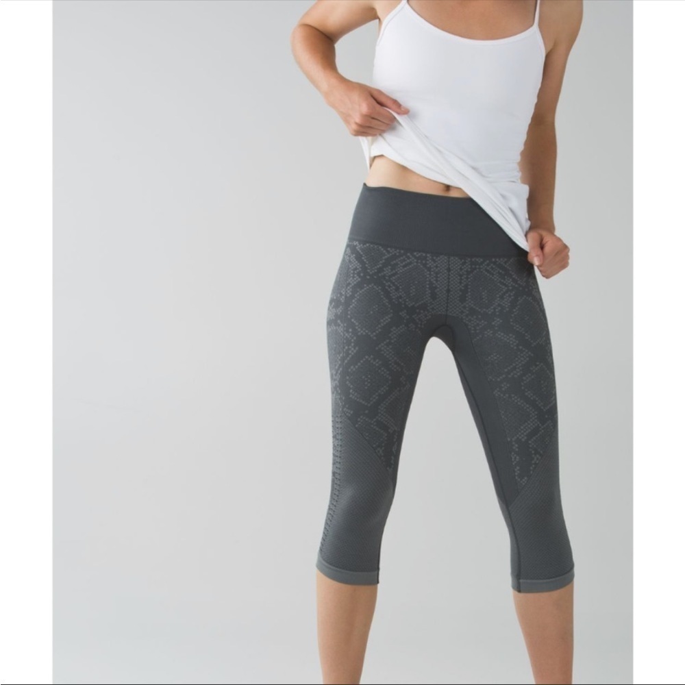 Lululemon in the Flow II Crop Seamless Capri Heathered Dark Slate Gray Snakeskin